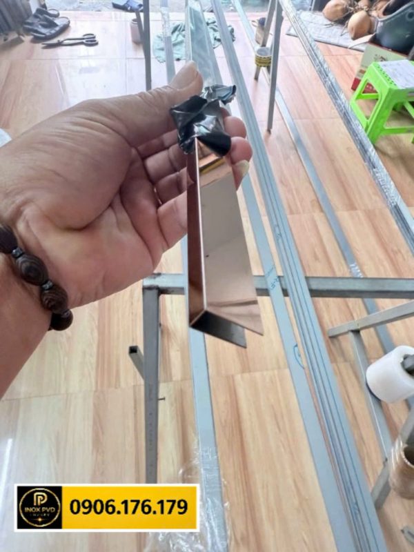 Thanh nẹp inox chữ U hoàn thiện mép gạch và cạnh tường, bề mặt inox sáng bóng dùng trong thi công nội thất tại Hà Nội