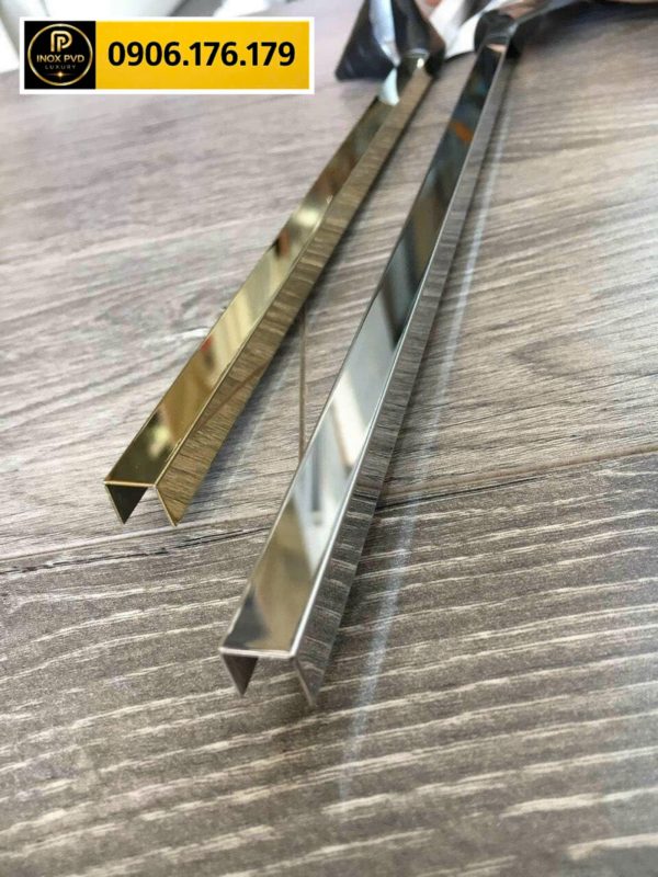 Các thanh nẹp inox chữ U nhiều kích thước đặt cạnh nhau, dùng che khe và bảo vệ mép gạch nội thất