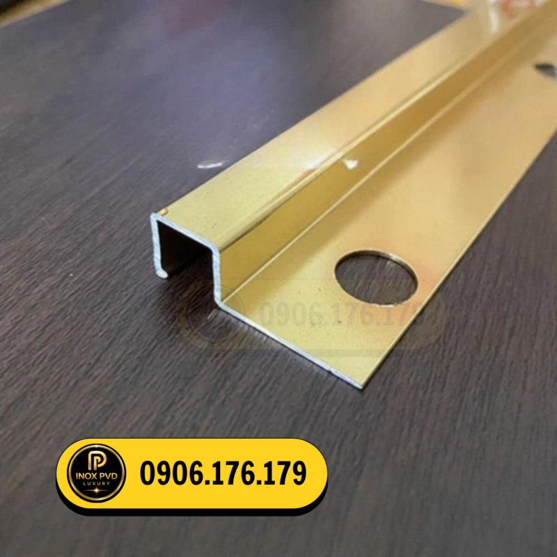 Mẫu nẹp nhôm bo góc vuông Nghệ An dùng để bảo vệ các cạnh vuông và tăng tính thẩm mỹ cho không gian.
