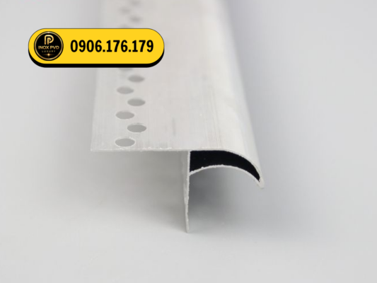 Nẹp ngắt nước – nẹp cắt nước tại Phong Điền – Huế dùng tại điểm giao giữa các bề mặt sàn, hỗ trợ tạo đường ngắt nước, che mép vật liệu và hoàn thiện khu vực thi công.