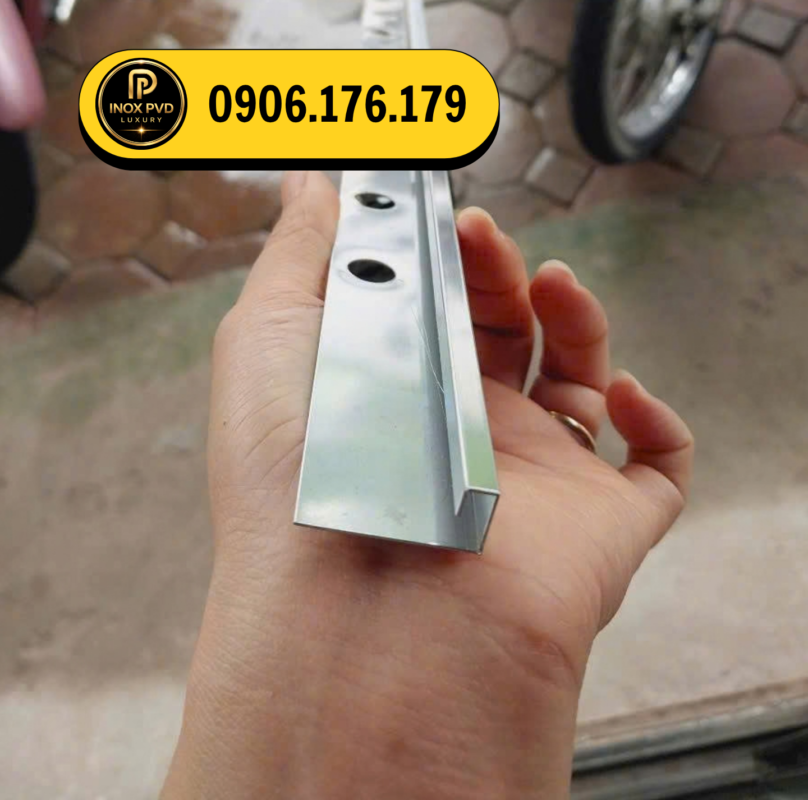 Nẹp inox chặn gạch ốp tường giúp che mép gạch, bảo vệ cạnh vật liệu và tạo đường viền hoàn thiện sắc nét cho tường ốp.