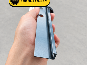 Nẹp chặn gạch inox dùng tại mép kết thúc và vị trí chuyển tiếp của mảng gạch, tạo điểm dừng rõ ràng và bề mặt hiện đại.