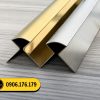 Nẹp inox bo góc tròn 2 cánh phù hợp hoàn thiện góc ngoài của tường và vách ốp gạch. Phần bo tròn tạo chuyển tiếp mềm mại giữa hai mặt, trong khi hai cánh nẹp che phần mép vật liệu, giúp góc tường trông đồng đều và chỉn chu hơn.