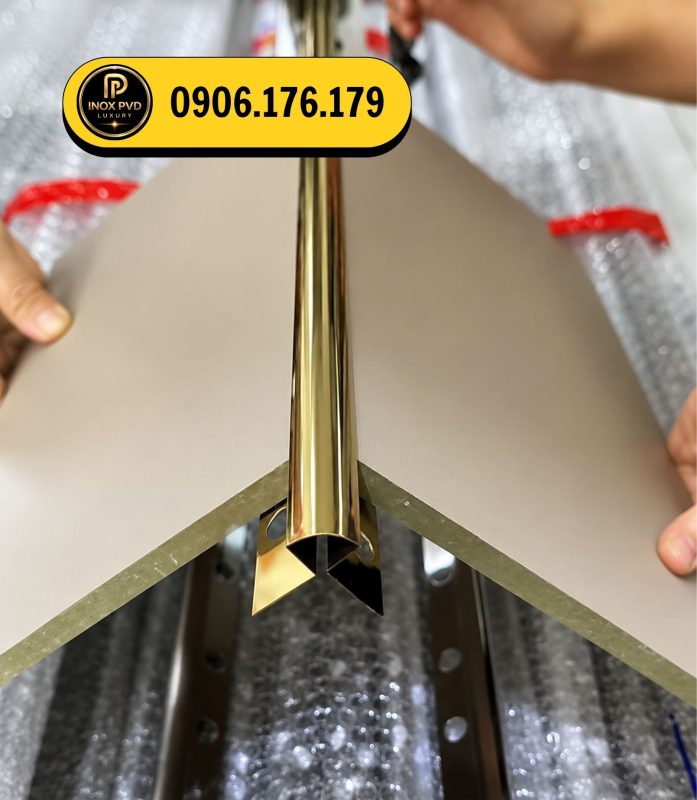 Nẹp inox bo góc tròn 2 cánh được sử dụng tại các vị trí góc ngoài tường, cột và vách trang trí. Thiết kế hai cánh kết hợp phần bo tròn giúp che cạnh gạch, tạo đường chuyển tiếp liền mạch và nâng cao độ hoàn thiện cho công trình.