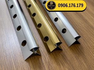Nẹp inox bo góc tròn 2 cánh là phụ kiện dành cho các vị trí góc ngoài cần bo tròn và che mép vật liệu. Sản phẩm phù hợp với tường ốp gạch, vách trang trí và góc cột, giúp đường bo rõ nét, giảm lộ cạnh cắt và tạo vẻ hoàn thiện chỉn chu.