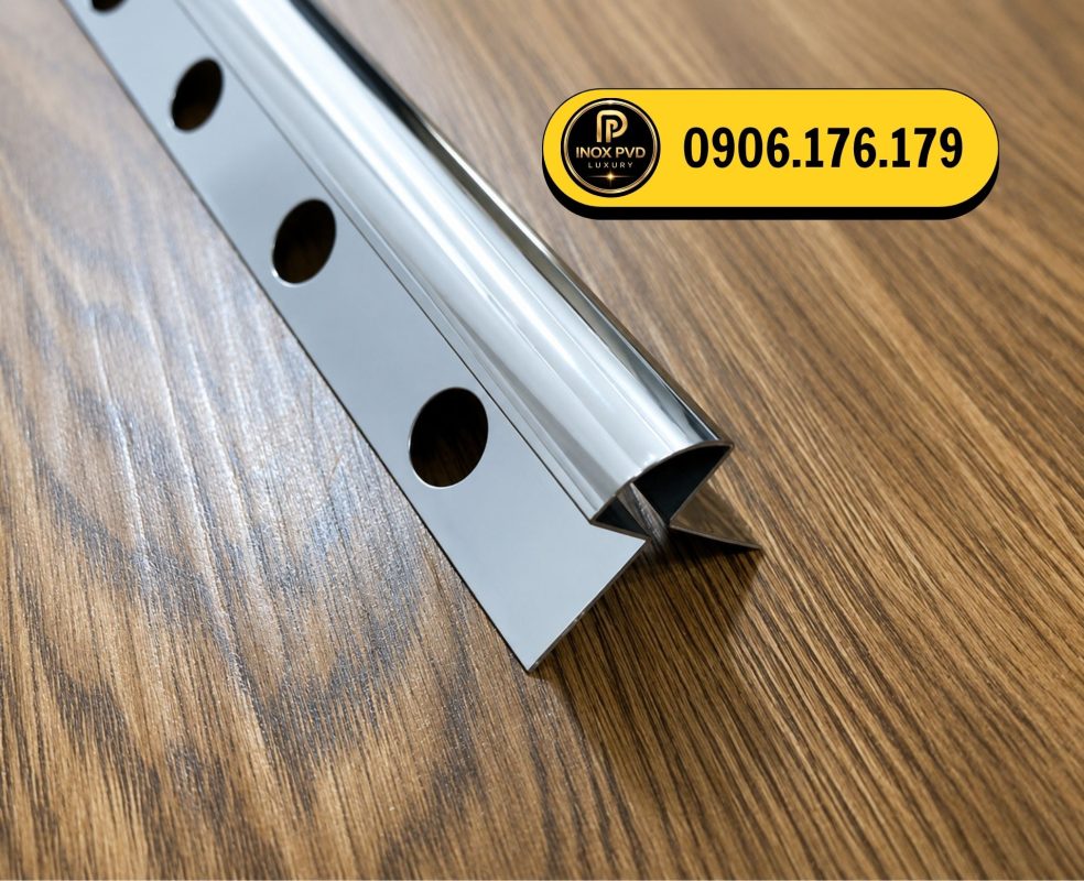 Nẹp inox bo góc tròn 2 cánh được dùng để che mép gạch tại góc ngoài tường hoặc vách. Thiết kế hai cánh ôm theo hai mặt ốp kết hợp cạnh bo tròn giúp tạo đường nối gọn gàng, phù hợp với công trình nhà ở, cửa hàng và không gian thương mại.