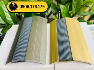 Nẹp nhôm chênh cốt sàn NOP8.0 kết nối sàn gạch với sàn gỗ, che mép vật liệu và hoàn thiện vị trí chuyển tiếp giữa hai mặt sàn.