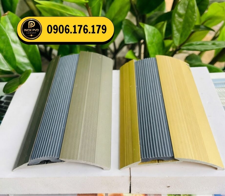 Nẹp nhôm chênh cốt sàn NOP8.0 kết nối sàn gạch với sàn gỗ, che mép vật liệu và hoàn thiện vị trí chuyển tiếp giữa hai mặt sàn.